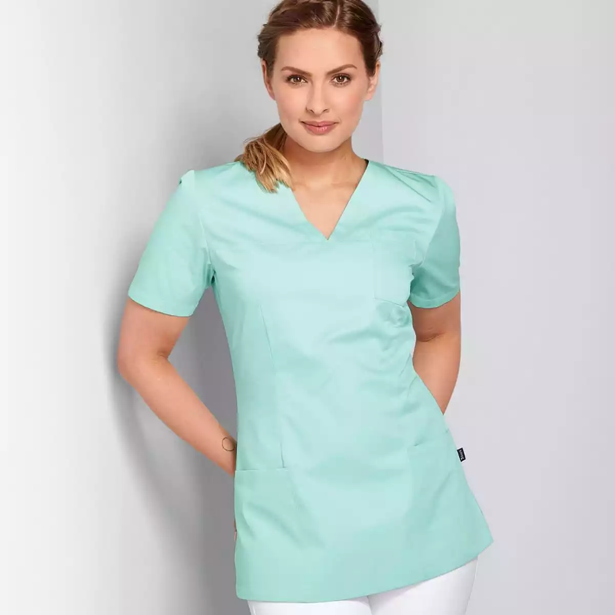 Ladies’ scrub top Roma with V-neck Ladies’ scrub top Roma with V-neck